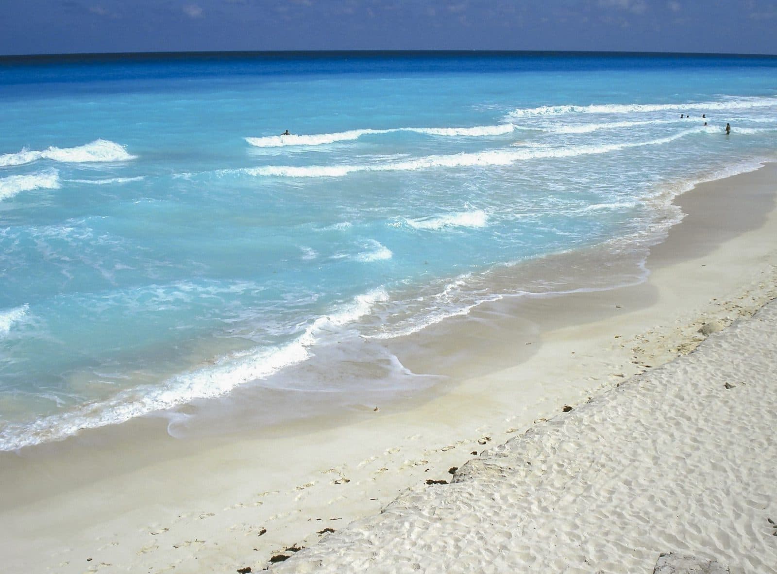 Turquoise Caribbean water and white sand on a Cancún beach